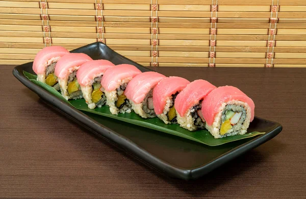 Тунец суши-ролл - японская еда — стоковое фото