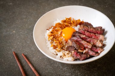 yumurta ile tepesinde pirinç kase dilimlenmiş sığır eti