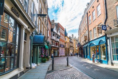 Cambridge, İngiltere - Ağu 28 2019: Cambridge Old Trinity sokak, İngiltere