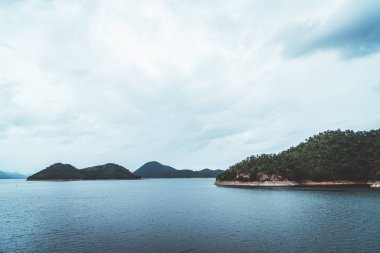 Kanchanaburi de bulutlu gökyüzü ile Srinagarind Barajı , Tayland