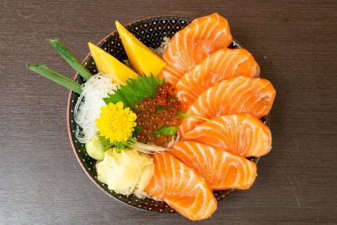 pirinç kase (donburi tepesinde taze somon)