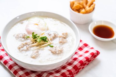 kase kıyılmış domuz eti ile pirinç çorbası 