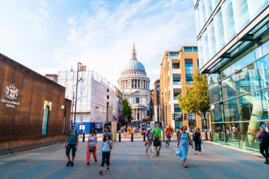 Londra, İngiltere, 27 Ağustos 2019: İnsanlar Millenium b'de yürüyor
