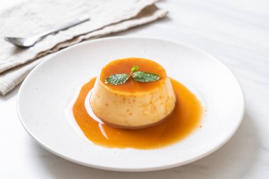 Ev yapımı karamel kremalı puding