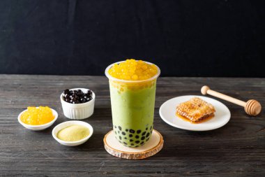 kabarcık ve bal kabarcıkları ile yeşil çay latte