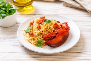 Makarna all'astice veya ıstakoz spagetti