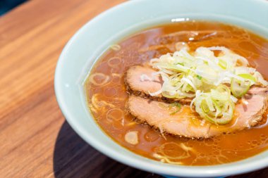 domuz eti ile shoyu ramen erişte