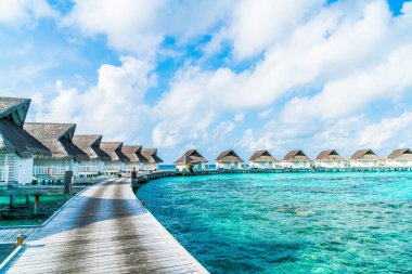 plaj ve deniz ile tropikal Maldivler tatil otel ve ada