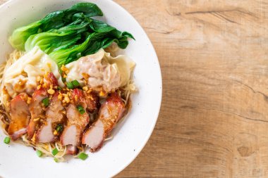 yumurta noodle ile kırmızı kavrulmuş domuz etli mantı