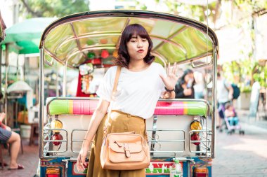 Mutlu ve güzel Asyalı kadın Khao Sarn Road, Tha seyahat