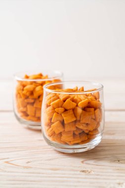 sarımsak bisküvi ekmek çubuğu