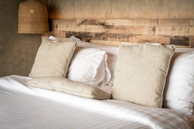 yatakta güzel rahat yastıklar