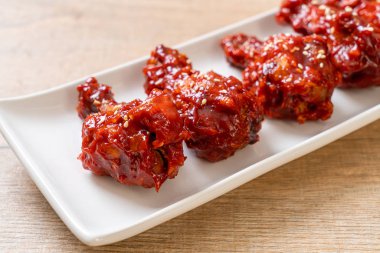 Baharatlı soslu kızarmış tavuk 