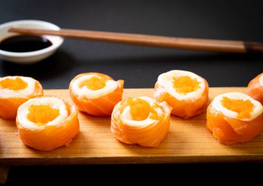 mayonez ve karides yumurta ile taze somon suşi rulo