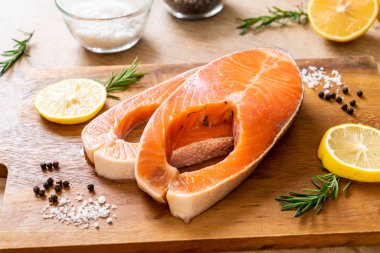 taze çiğ somon fileto biftek