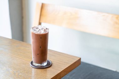 Ahşap masada buzlu çikolata.