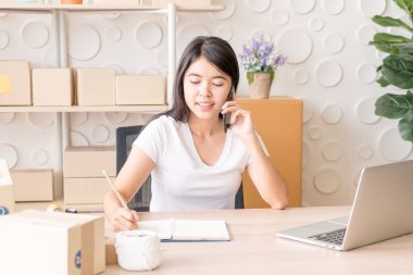 Genç Asyalı kadın kazmak ile çalışan küçük iş sahibi başlatmak