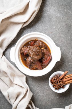 herb ile domuz eti güveç