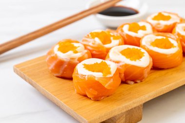 mayonez ve karides yumurta ile taze somon suşi rulo