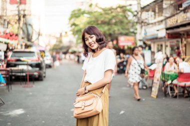 Mutlu ve güzel Asyalı kadın Khao Sarn Road, Tha seyahat