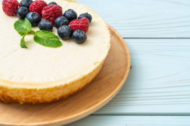 Ahududu ve yaban mersini ile ev yapımı cheesecake 