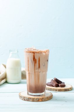 Buzlu çikolata milkshake içecek
