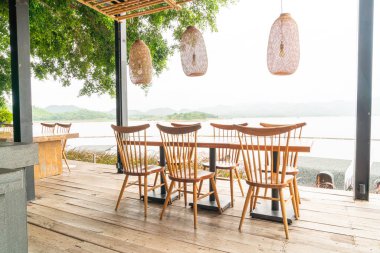 kafe restoranda ahşap masa ve sandalye