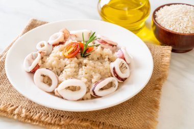 Kalamarlar veya ahtapot risotto
