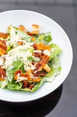 Beyaz tabakta Sezar salatası