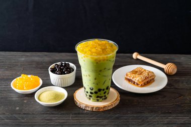 kabarcık ve bal kabarcıkları ile yeşil çay latte