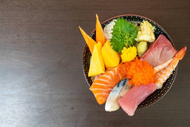 pirinç kase (donburi) tepesinde taze çiğ karıştırın)