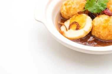 Haşlanmış yumurta demirhindi soslu kızarmış