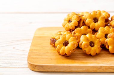 ananas reçeli ile çiçek bisküvi