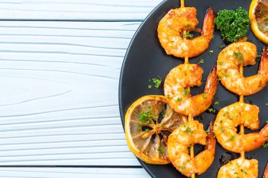 Limonlu ızgara kaplan karides şiş