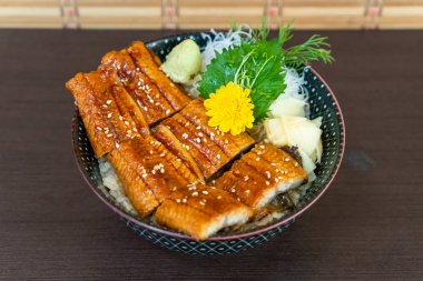 eel (Unagi) pirinç kase (donburi tepesinde)