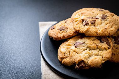 Çikolata parçacıklı kurabiye.