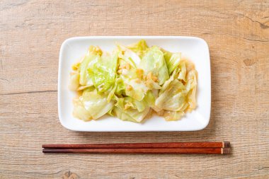 Balık soslu tavada kızartılmış lahana