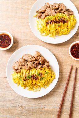 domuz eti ile Asya tavada kızartılmış erişte