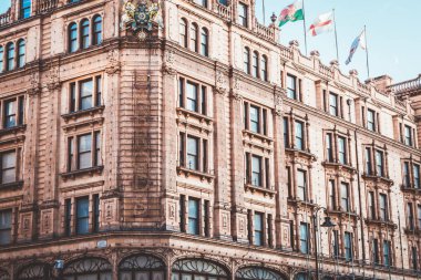 Londra, İngiltere - 5 Eylül 2019: Ünlü Harrods departmanı st