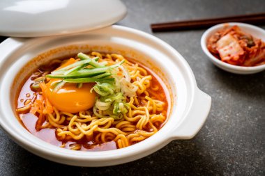 yumurta, sebze ve kimchi Koreli baharatlı anlık erişte