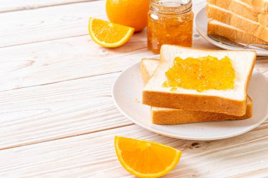 Portakal reçelli ekmek dilimleri 