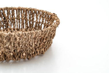 Beyaz arkaplanda hasır sepet