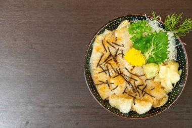 engawa pirinç kase (donburi tepesinde)