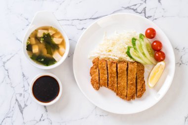 Japon derin kızarmış domuz pirzola (tonkatsu kümesi)