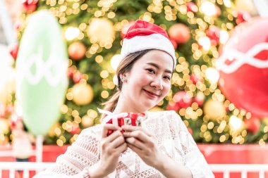 hediye ile gülümseyen güzel genç Asyalı kadın portresi