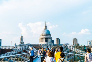 Londra, İngiltere, 27 Ağustos 2019: İnsanlar Millenium b'de yürüyor