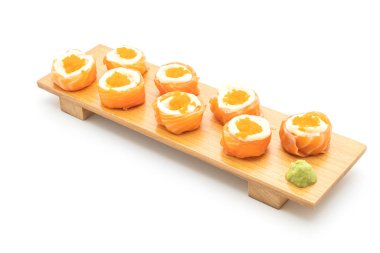 mayonez ve karides yumurta ile taze somon suşi rulo