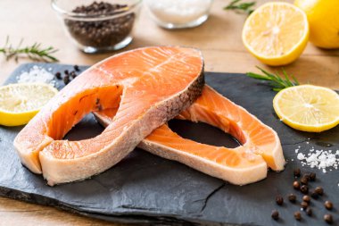 taze çiğ somon fileto biftek