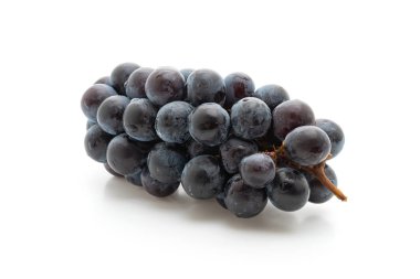 beyaz arka planda taze siyah üzüm