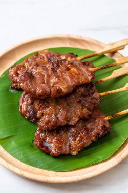 saptırılmış süt domuz beyaz yapışkan pirinç ile ızgara